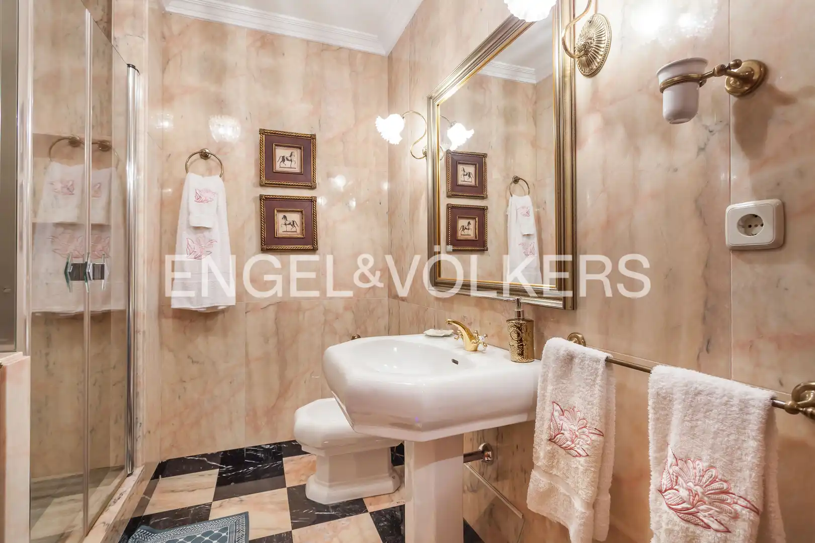 Bathroom of Flat for rent in Madrid  with Air Conditioner, Heating and Private garden