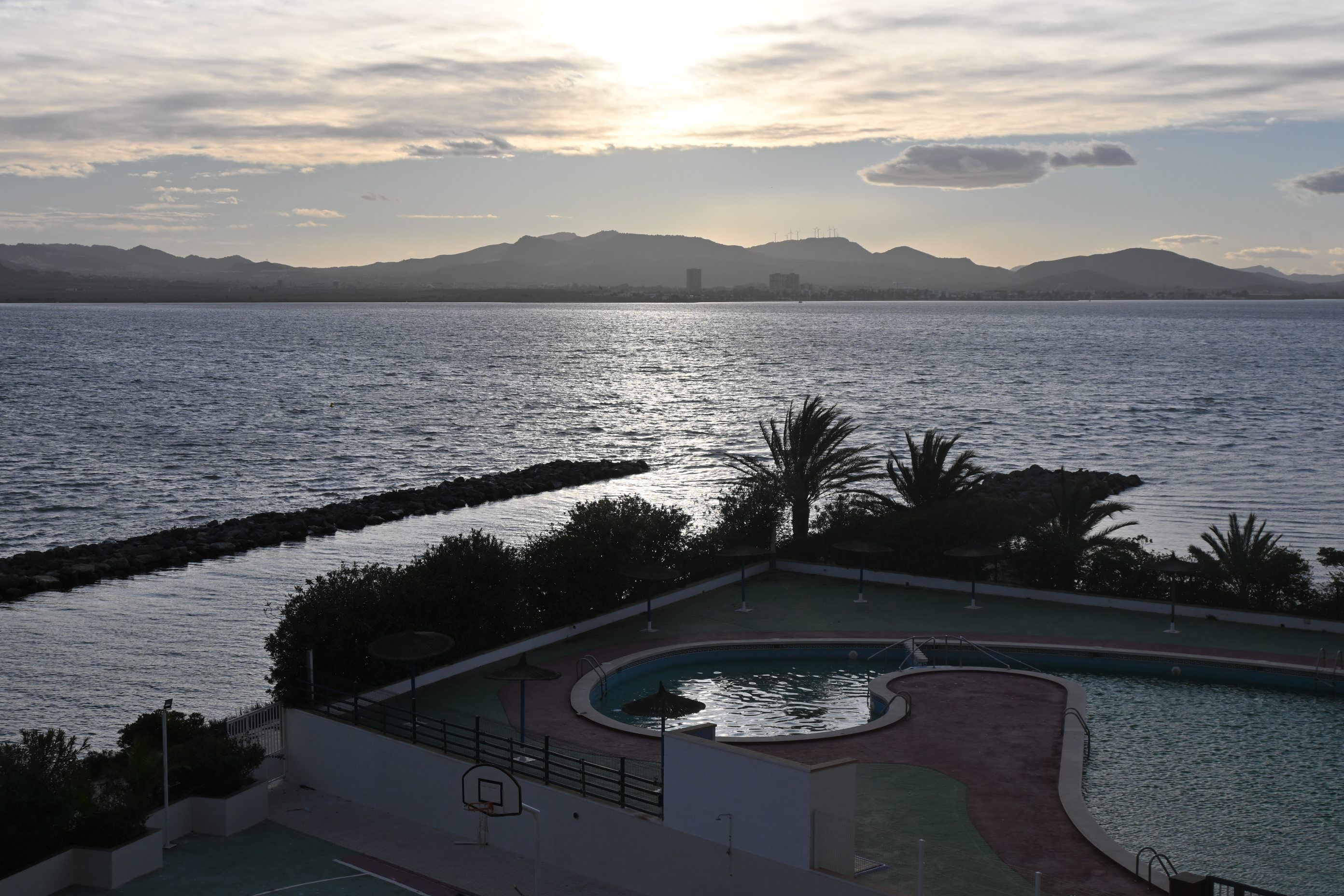 Piscina de Apartament en venda en La Manga del Mar Menor amb Aire condicionat, Calefacció i Jardí privat