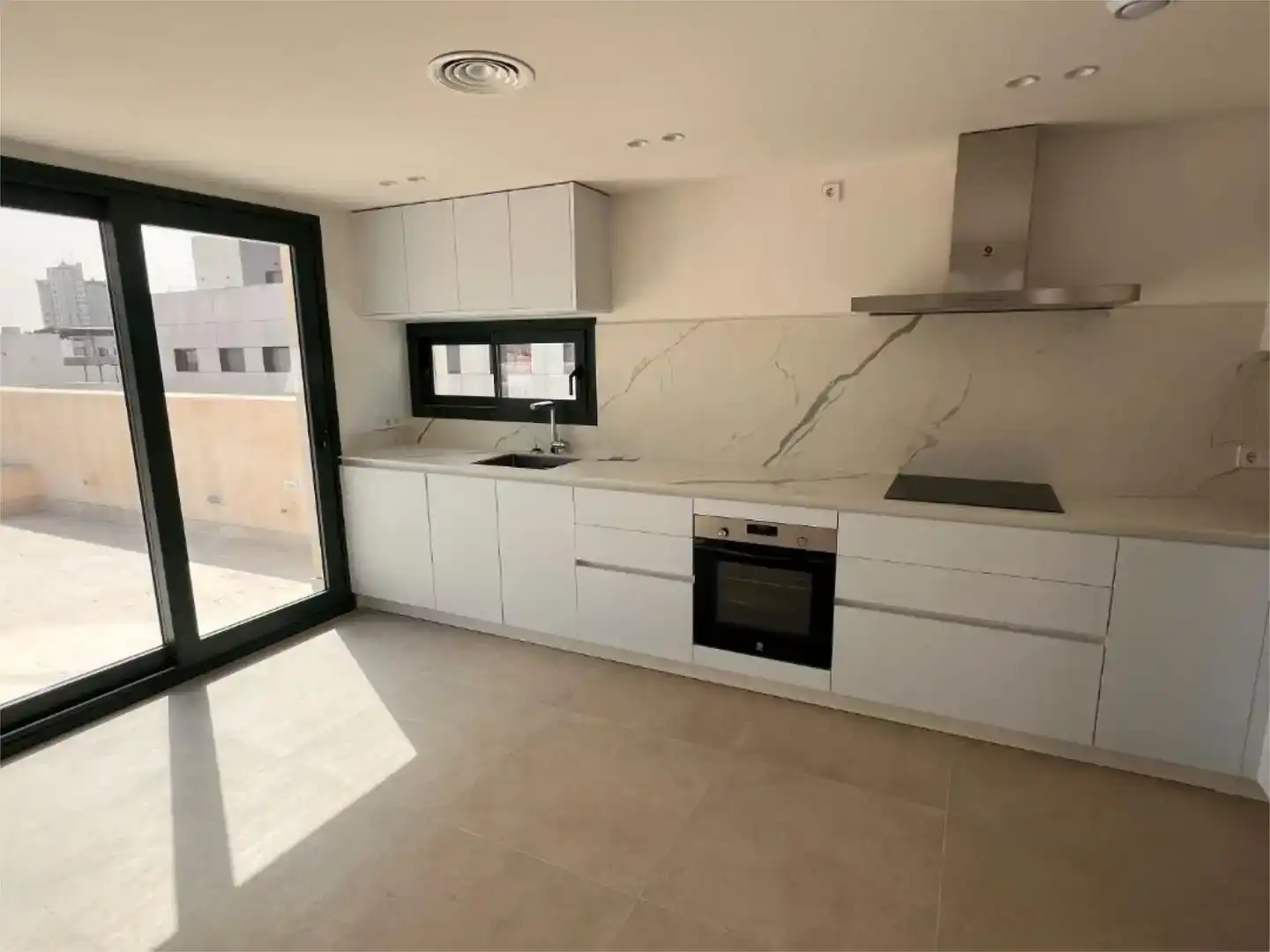 Cuina de Pis en venda en Sevilla amb Aire condicionat, Jardí privat i Parquet
