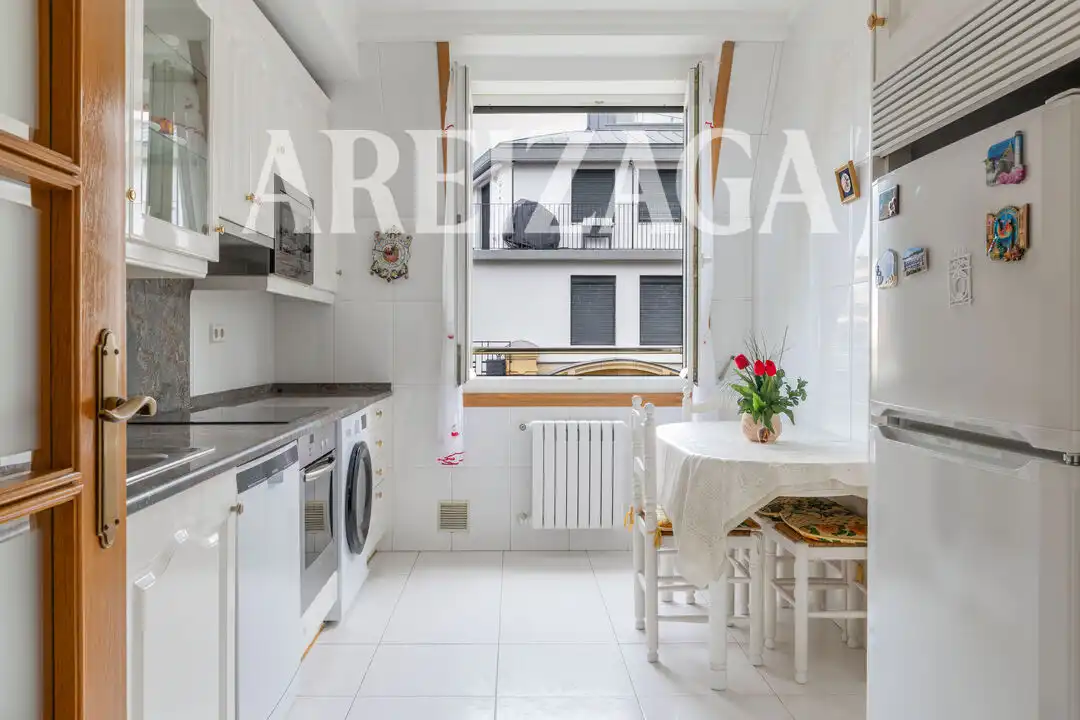 Cocina de Piso en venta en Donostia - San Sebastián  con Calefacción, Terraza y Balcón