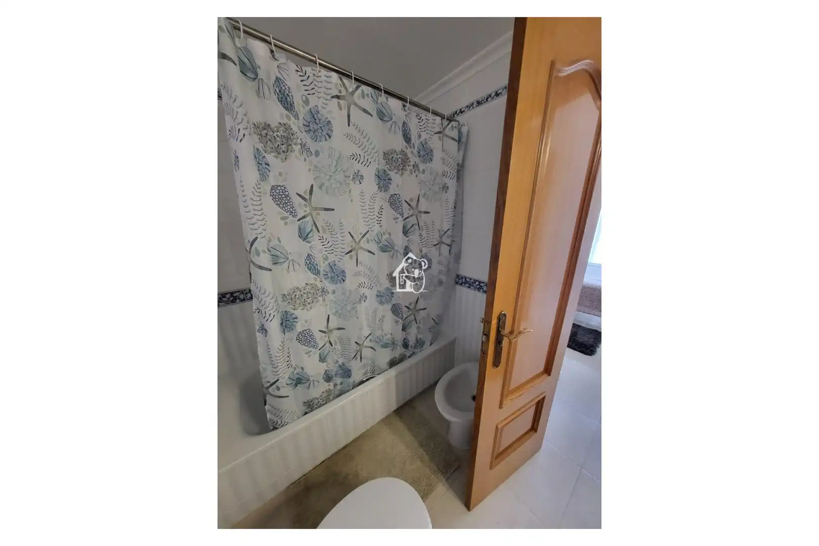 Bany de Apartament de lloguer en Torrevieja amb Aire condicionat, Terrassa i Moblat