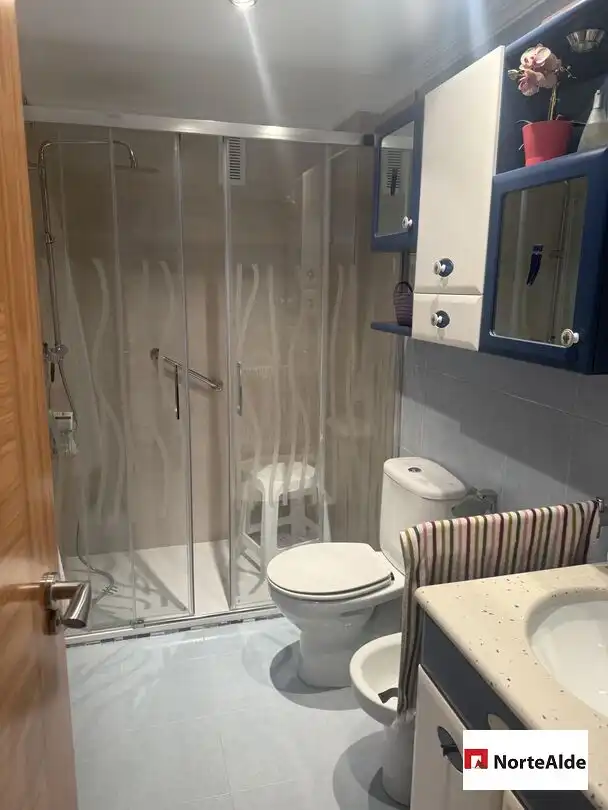Badezimmer von Wohnung zum Verkauf in Barakaldo  mit Heizung, Privatgarten und Abstellraum