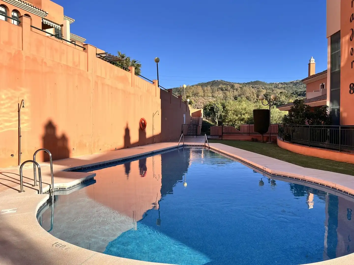 Schwimmbecken von Wohnungen zum Verkauf in Marbella mit Klimaanlage, Heizung und Privatgarten