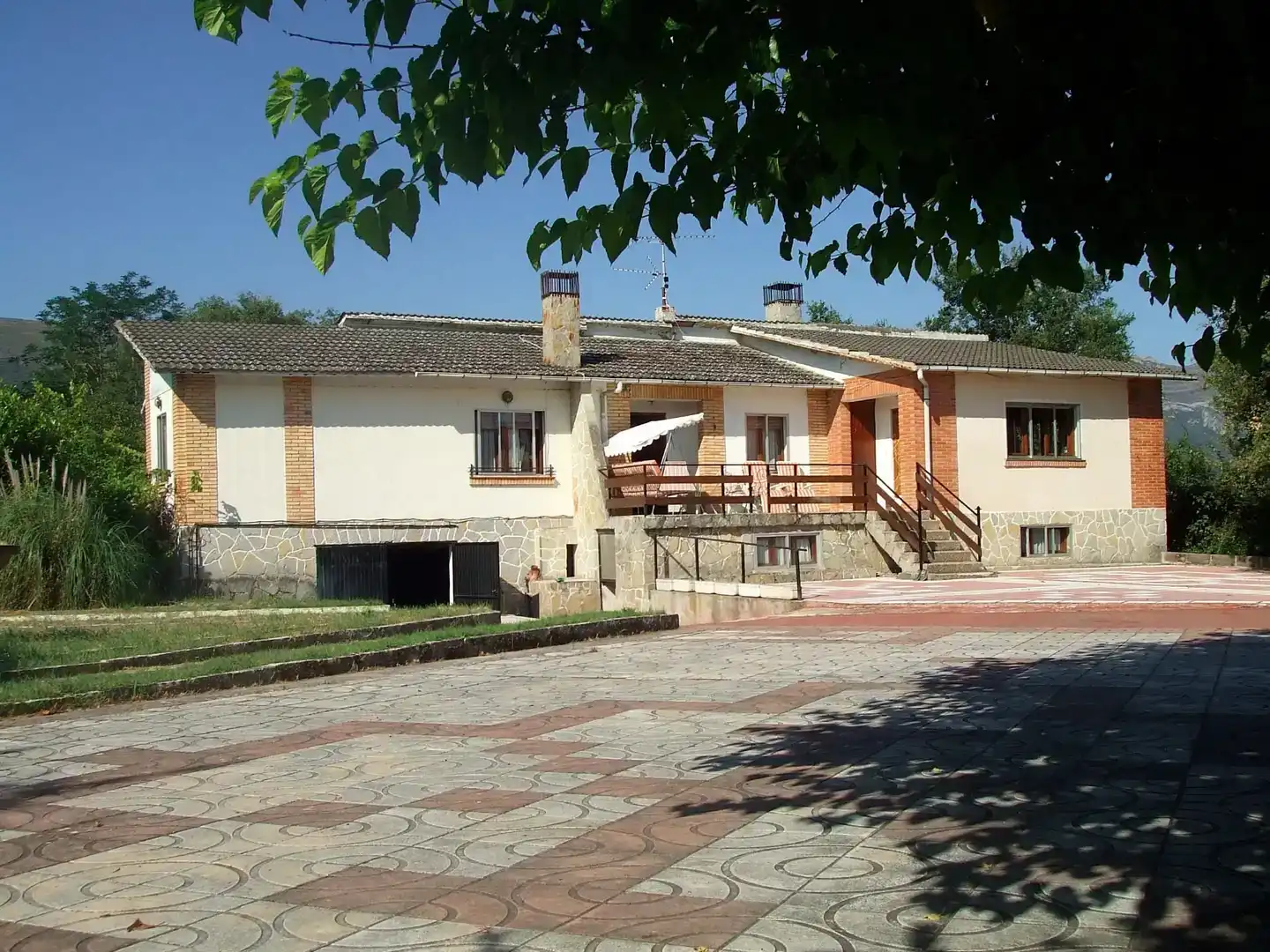 Vista exterior de Finca rústica en venda en Merindad de Cuesta-Urria amb Jardí privat, Traster i Piscina