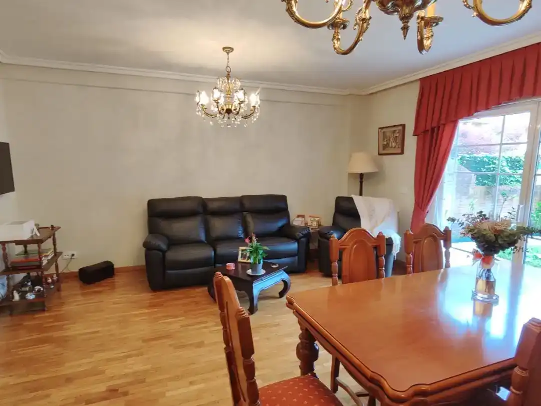 Sala d'estar de Dúplex en venda en Morcín amb Jardí privat, Parquet i Traster