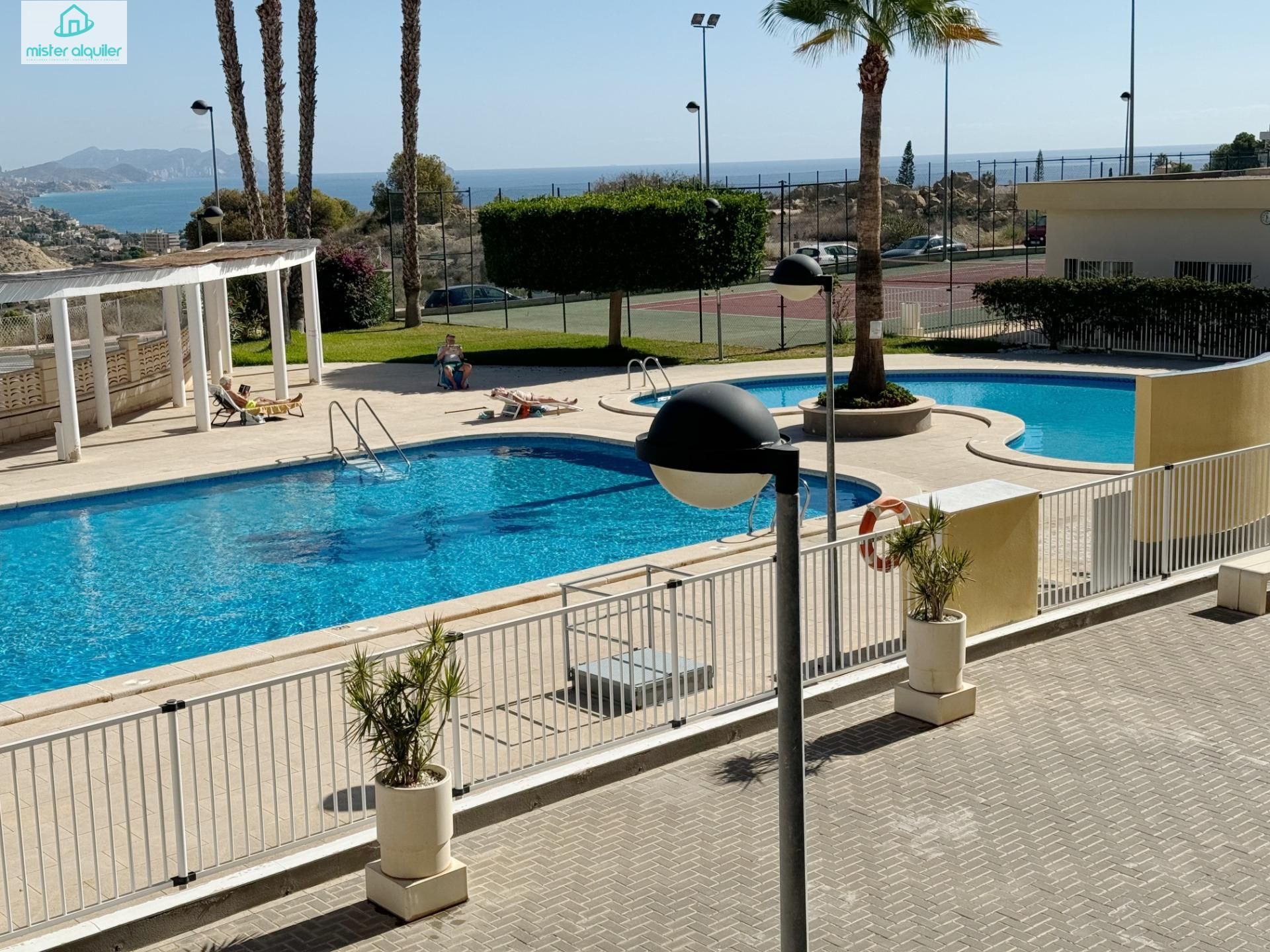 Piscina de Apartament de lloguer en El Campello amb Aire condicionat, Calefacció i Jardí privat