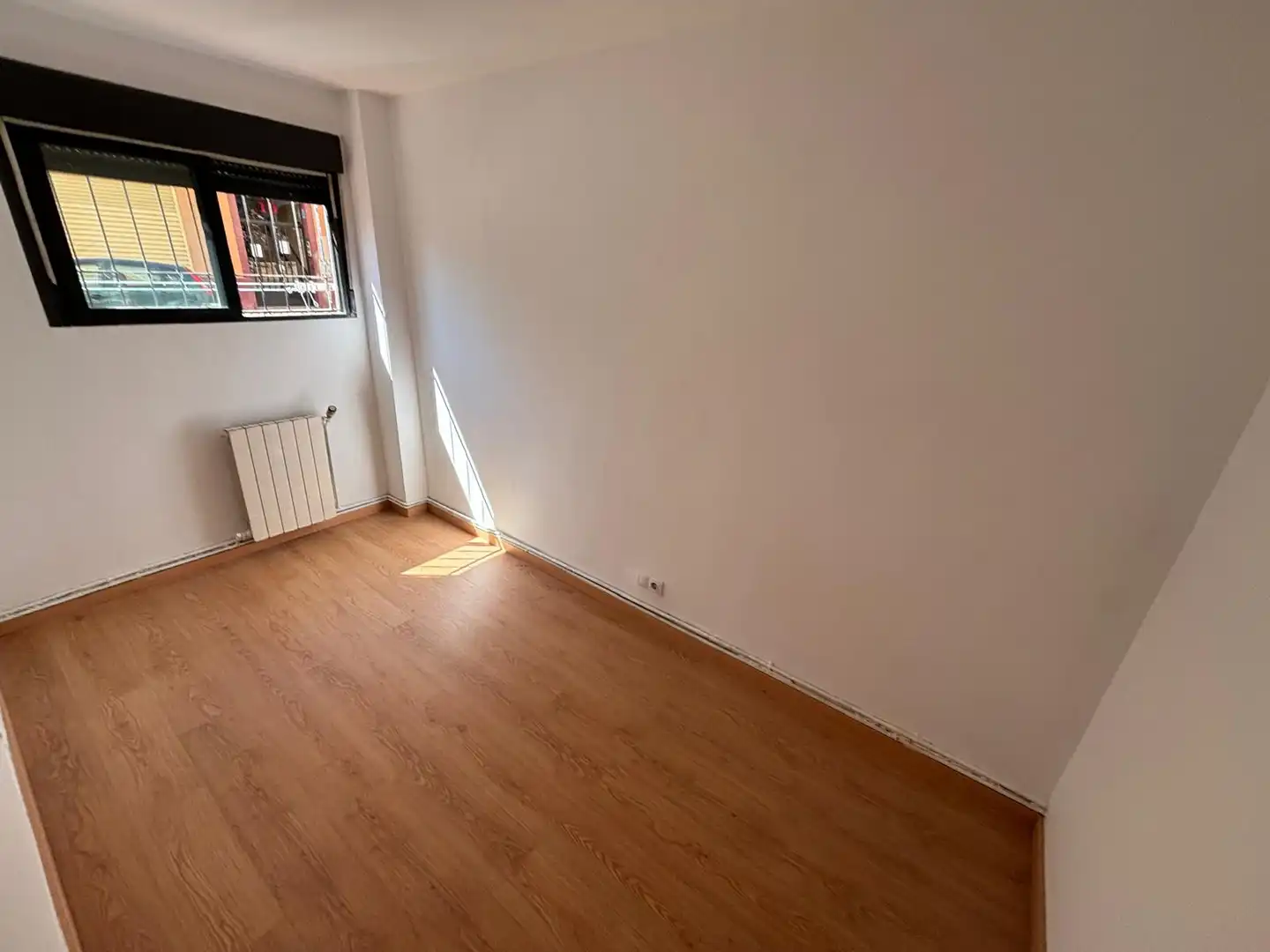 Bedroom of Flat for sale in Zaragoza  with Heating, Private garden and Parquet flooring