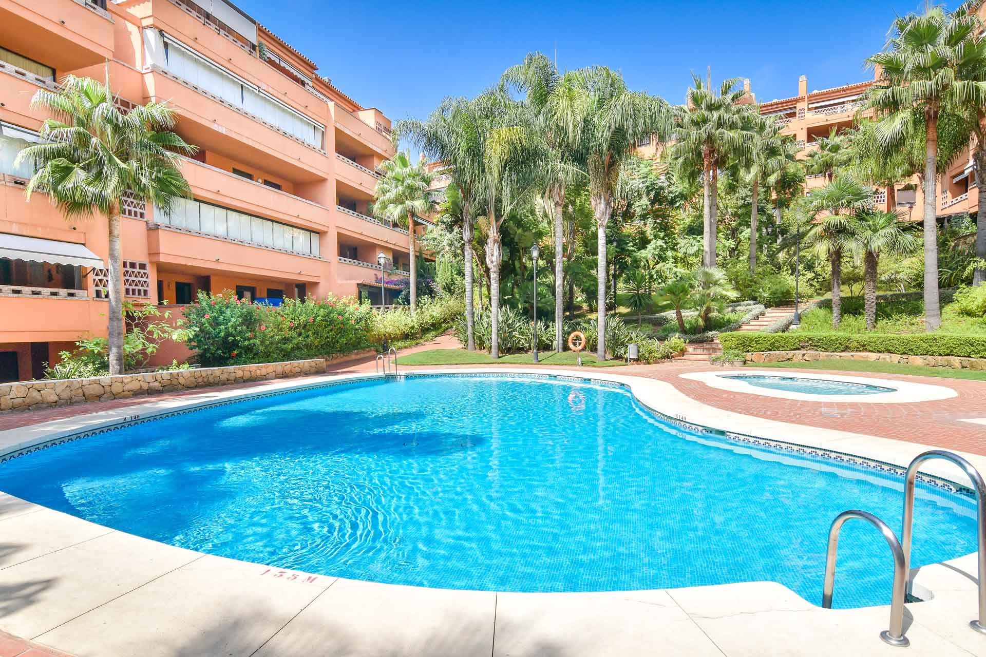 Piscina de Àtic en venda en Marbella amb Aire condicionat, Terrassa i Traster