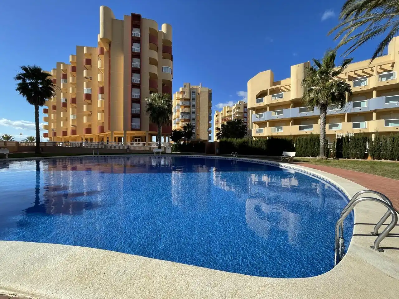 Piscina de Apartamento en venta en La Manga del Mar Menor con Aire acondicionado, Calefacción y Terraza