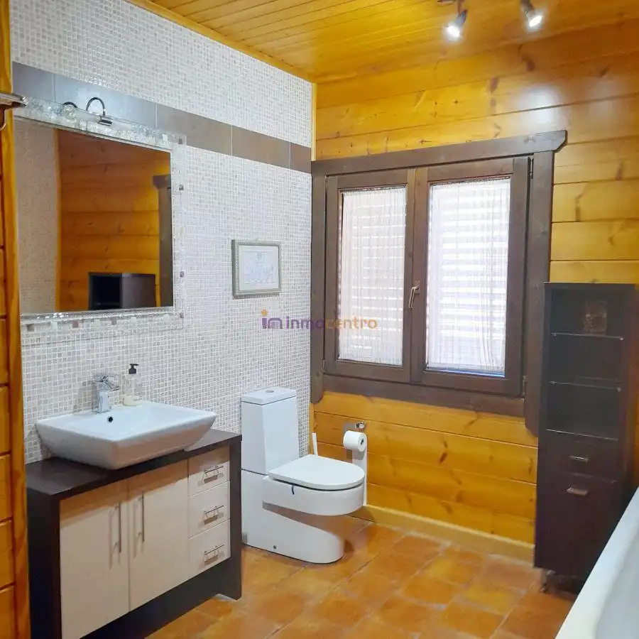Bany de Casa o xalet en venda en Valdepeñas amb Calefacció, Piscina i Jacuzzi