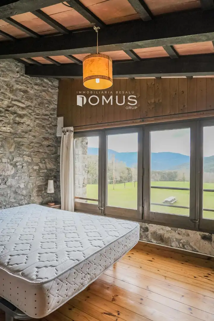 Habitación de Finca rústica en venta en Santa Pau con Calefacción, Parquet y Piscina