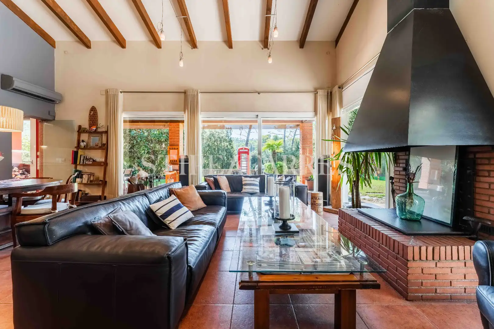 Sala d'estar de Casa o xalet en venda en Barcelona amb Aire condicionat, Calefacció i Jardí privat