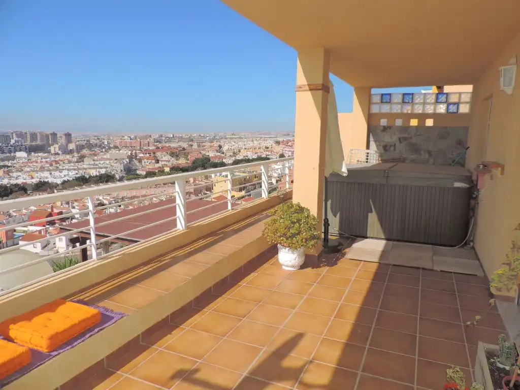 Terraza de Piso en venta en Roquetas de Mar con Aire acondicionado, Terraza y Amueblado