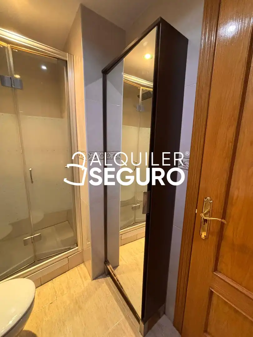 Badezimmer von Wohnung zur Miete in Madrid mit Klimaanlage, Heizung und Möbliert