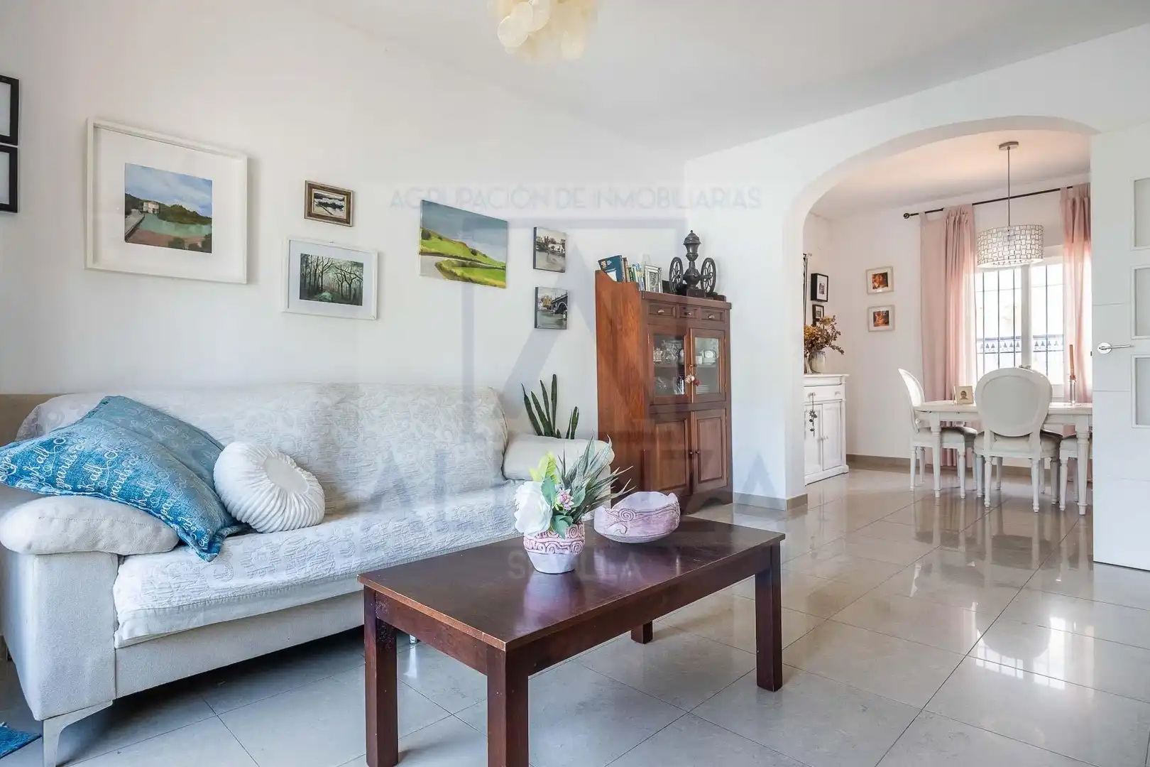 Wohnzimmer von Einfamilien-Reihenhaus zum Verkauf in Mairena del Aljarafe mit Klimaanlage und Privatgarten