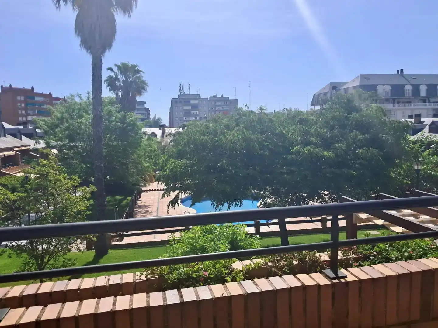 Vista exterior de Casa o xalet en venda en Fuenlabrada amb Aire condicionat, Piscina i Balcó
