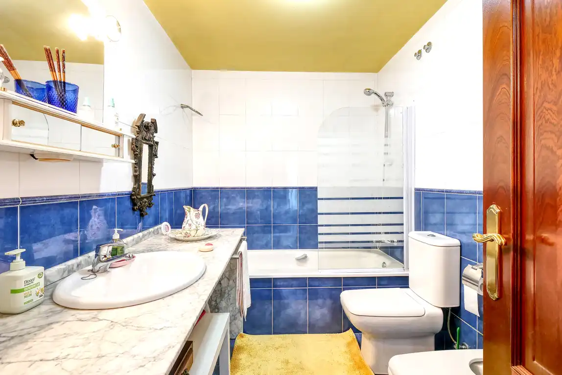 Baño de Casa adosada en venta en A Coruña Capital  con Calefacción, Jardín privado y Parquet