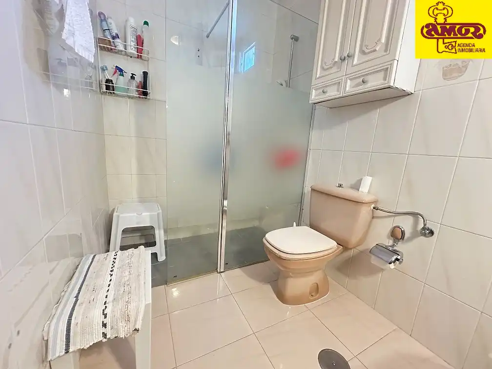 Bany de Casa o xalet en venda en Santiago de Compostela  amb Calefacció, Jardí privat i Terrassa