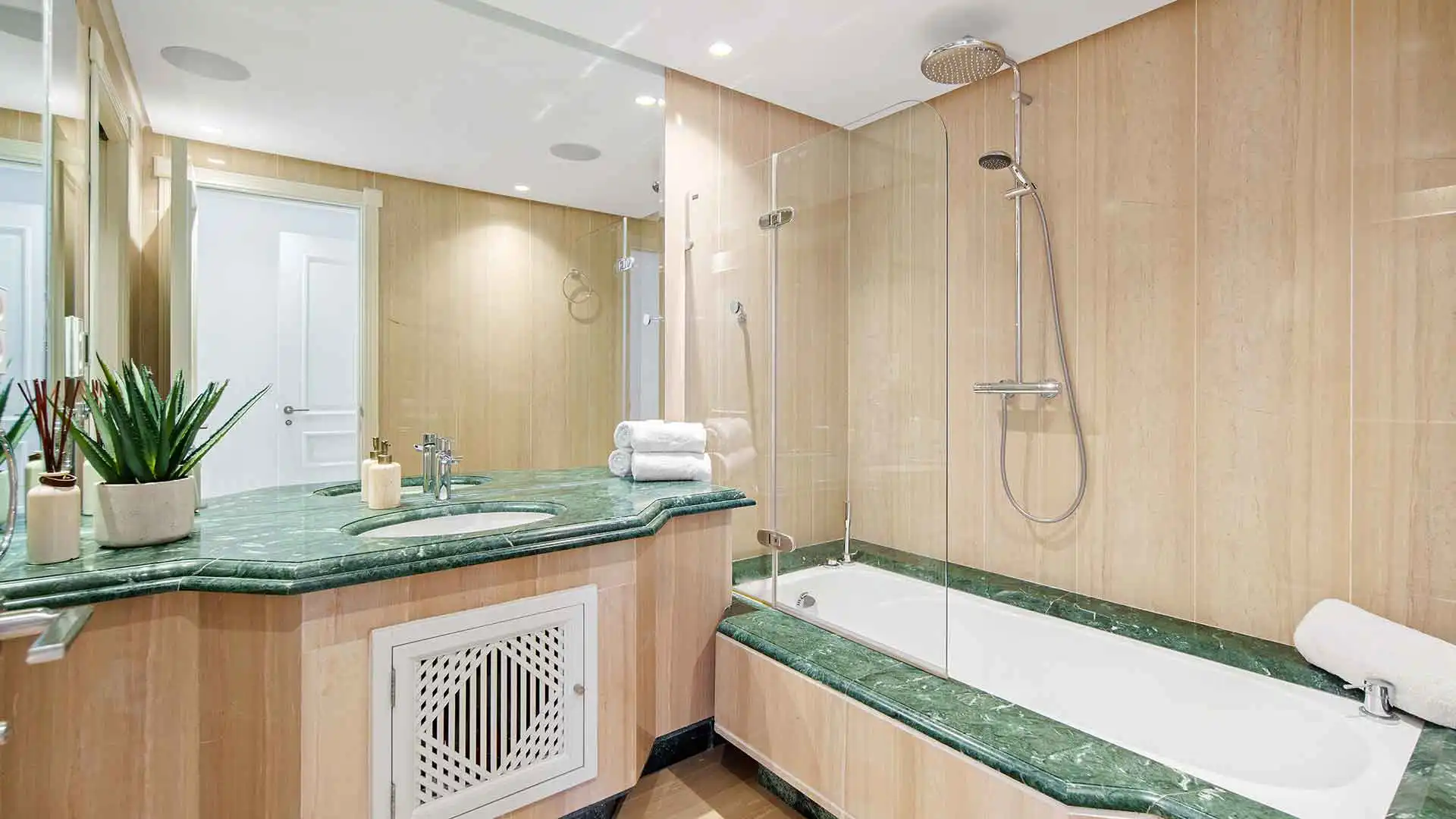 Baño de Ático en venta en Marbella con Aire acondicionado, Terraza y Trastero