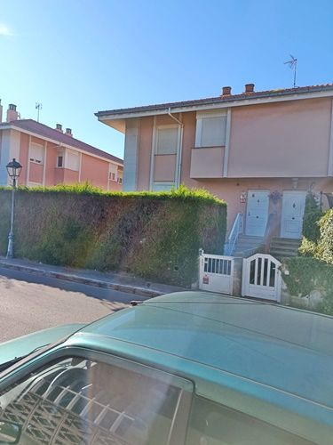 Vista exterior de Casa adosada en venda en Camargo amb Jardí privat i Alarma