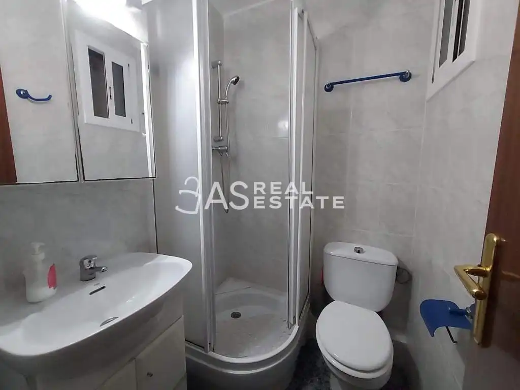 Baño de Piso en venta en L'Hospitalet de Llobregat con Aire acondicionado y Amueblado