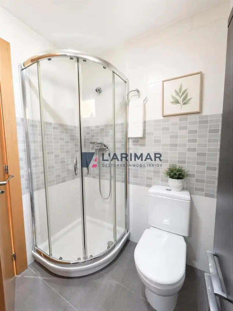 Baño de Apartamento en venta en Alicante / Alacant con Aire acondicionado, Jardín privado y Terraza