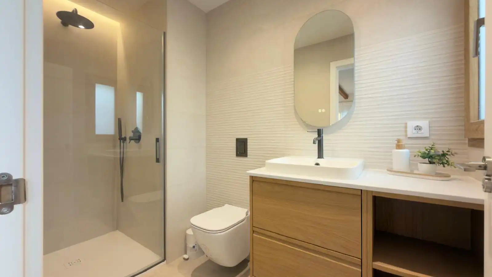 Bathroom of Houses for sale in Alaquàs  with Air Conditioner, Terrace and Furnished