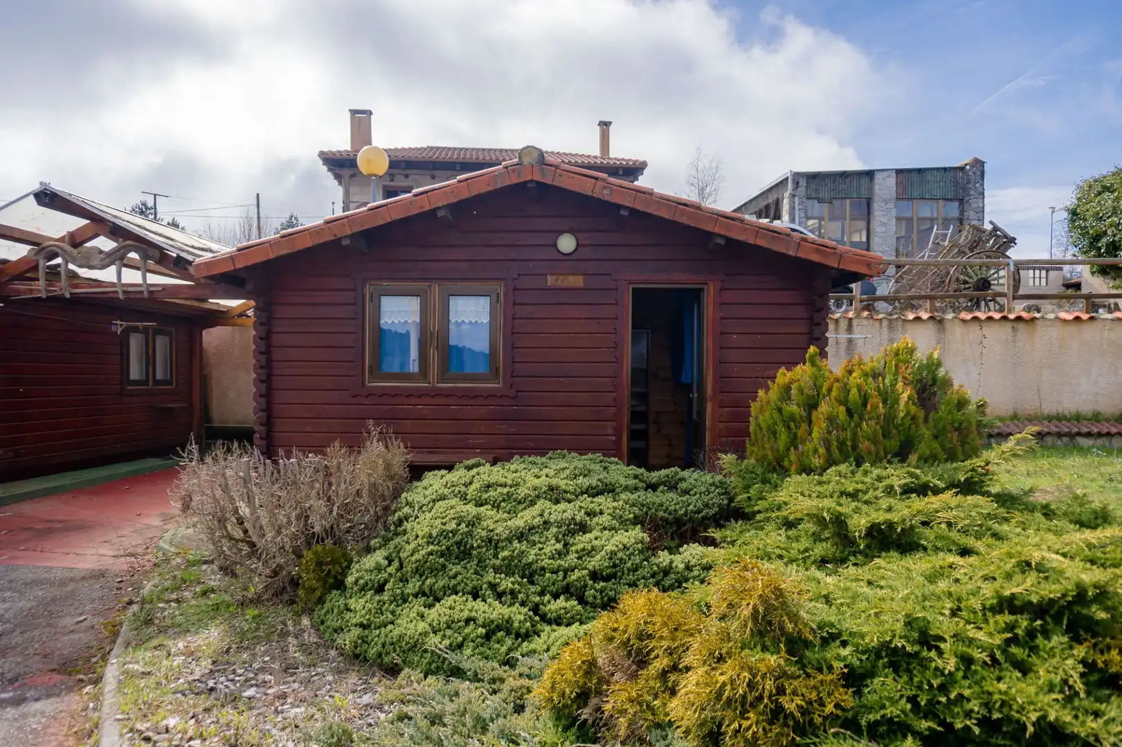 Vista exterior de Casa o xalet en venda en Villagatón amb Aire condicionat, Calefacció i Jardí privat