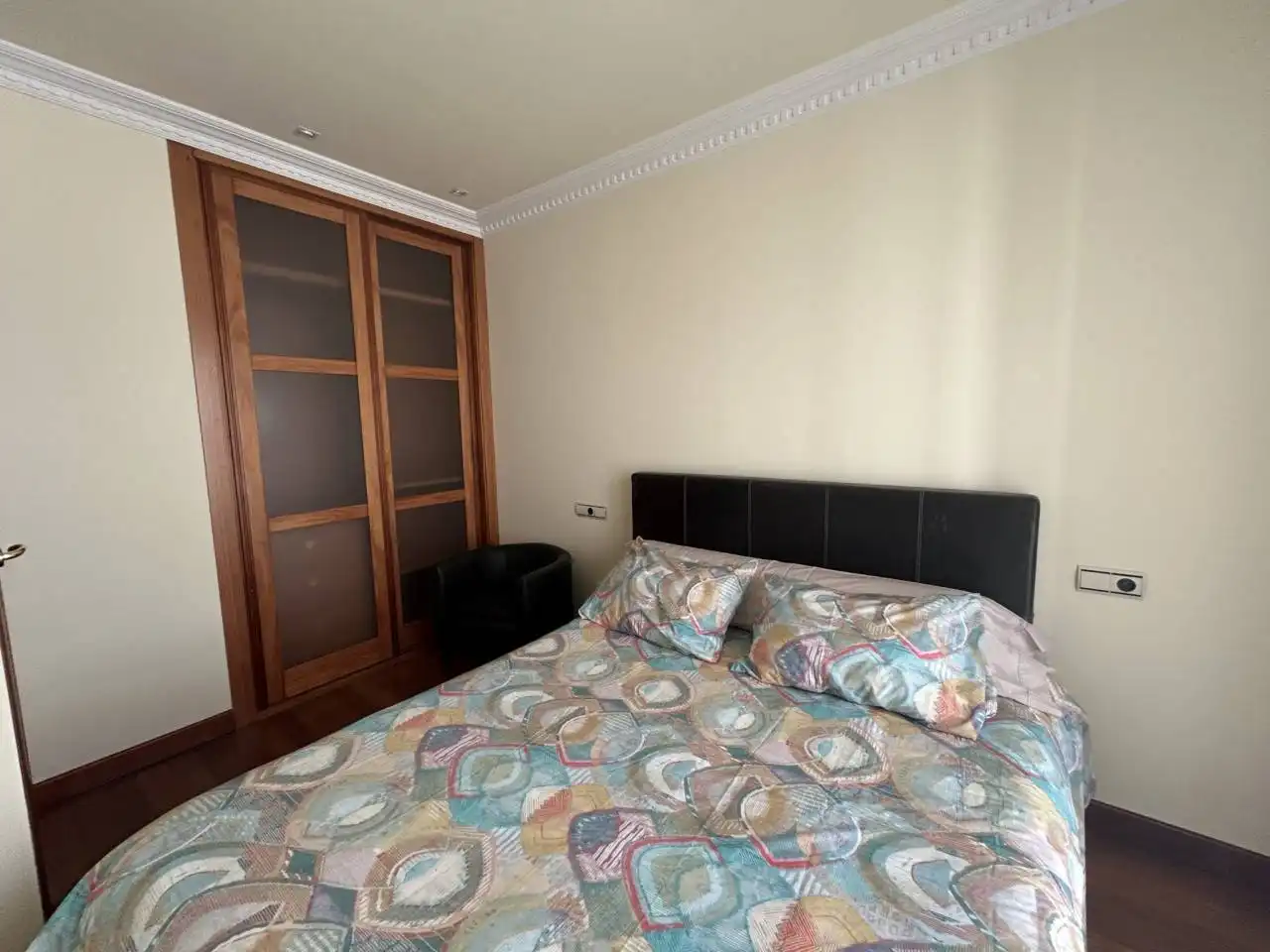 Dormitori de Apartament en venda en Oviedo  amb Calefacció, Parquet i Moblat