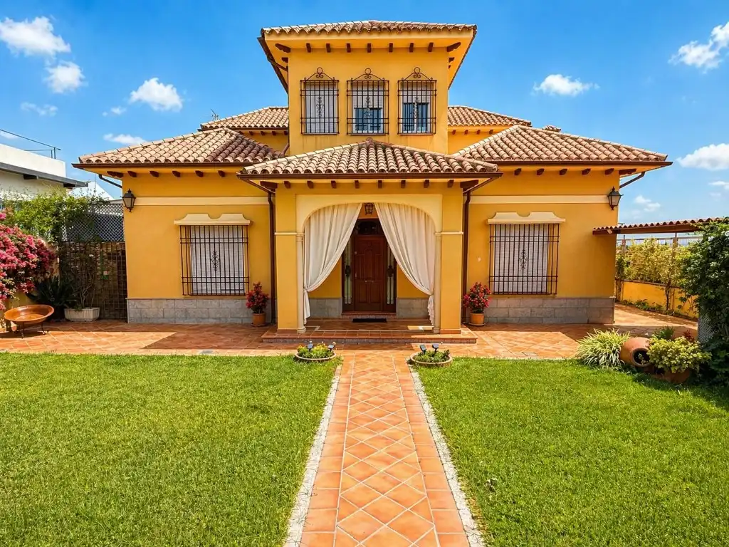 Vista exterior de Casa o xalet en venda en  Córdoba Capital amb Jardí privat, Terrassa i Traster