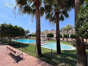 Adossat amb piscina en venda a AVENIDA ARQUITECTO FÉLIX CANDELA