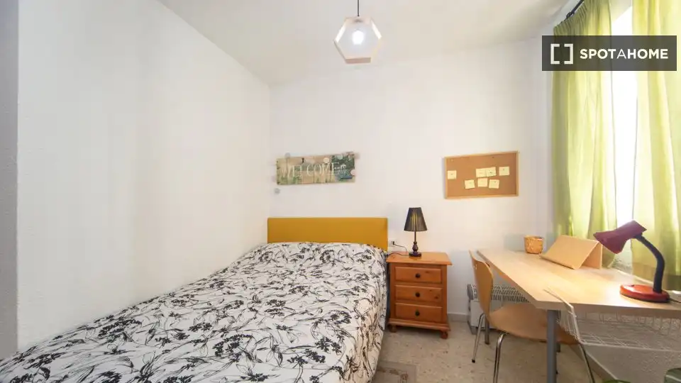 Habitación de Piso de alquiler en Granada con Aire acondicionado, Calefacción y Amueblado