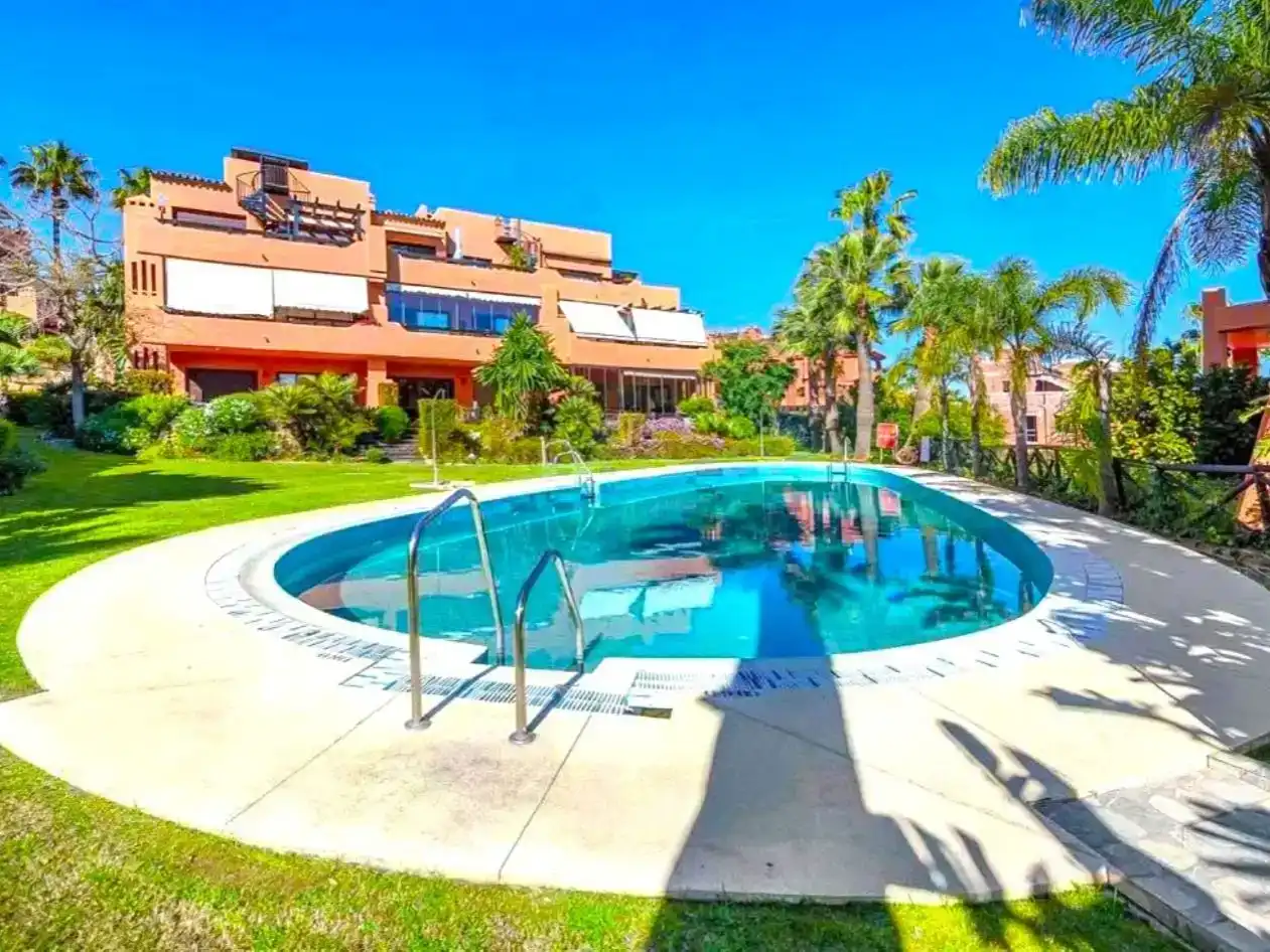 Vista exterior de Piso en venta en Estepona con Aire acondicionado, Piscina y Balcón