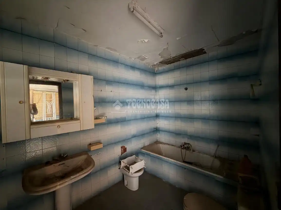 Badezimmer von Einfamilien-Reihenhaus zum Verkauf in Mengíbar