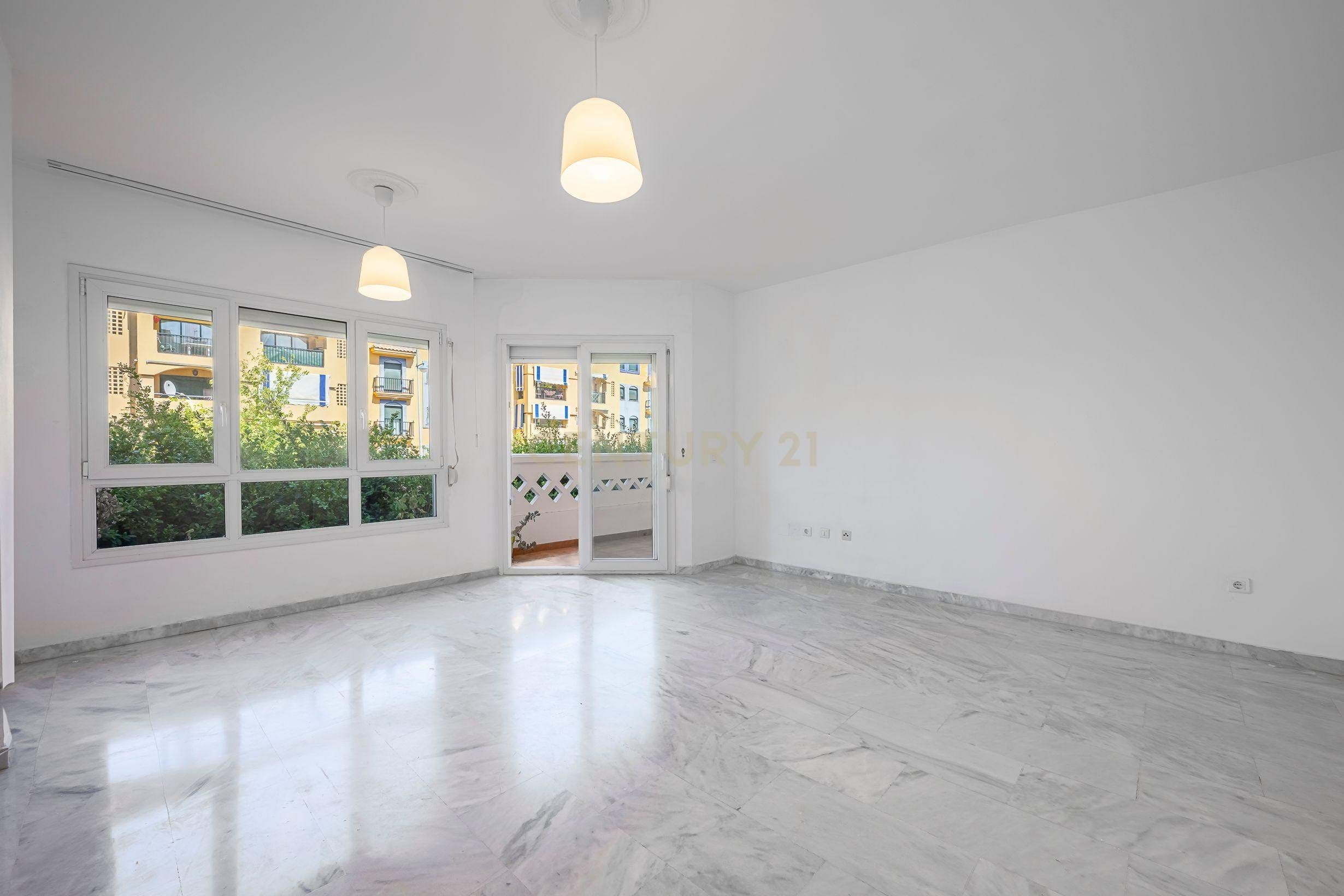 Living room of Flat to rent in Marbella  with Air Conditioner and Terrace