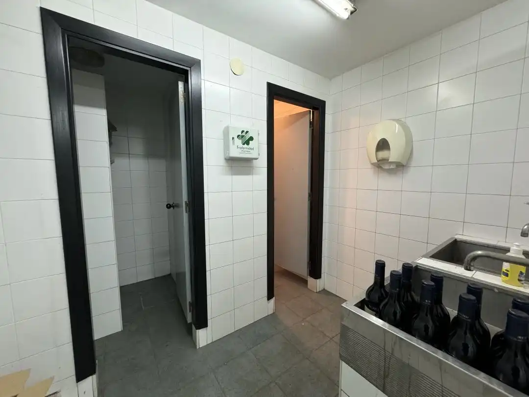 Badezimmer von Fabrikhallen zur Miete in Legazpi