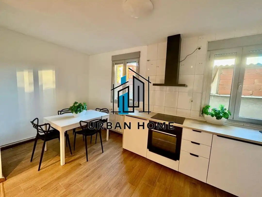 Cocina de Piso en venta en León Capital  con Calefacción y Trastero