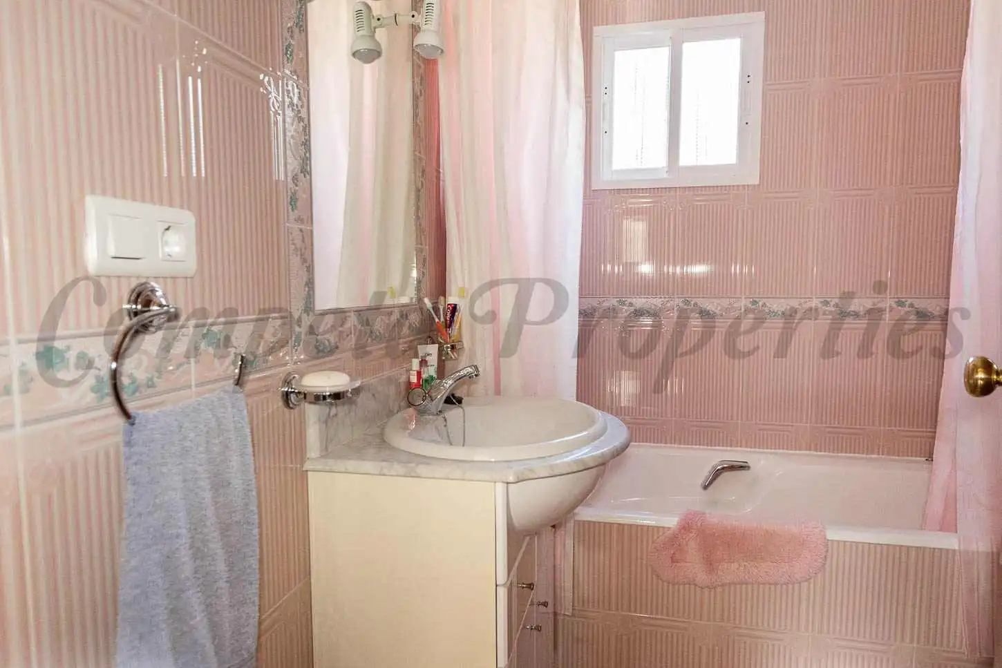 Badezimmer von Haus oder Chalet zum Verkauf in Comares mit Terrasse und Schwimmbad