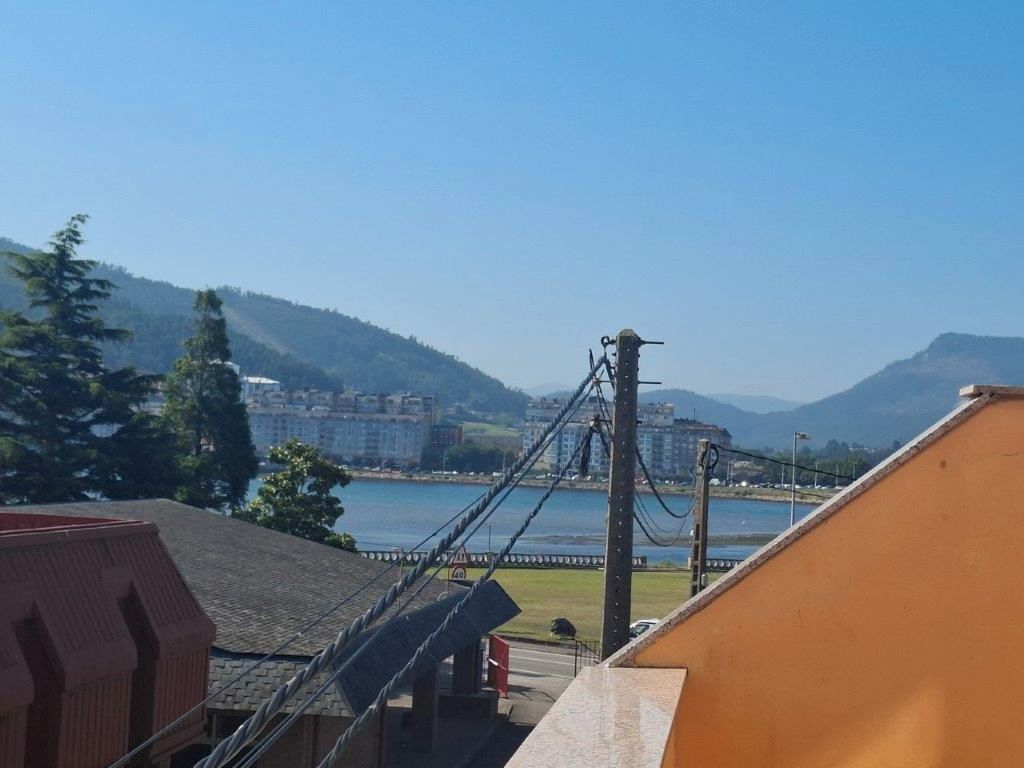 Vista exterior de Pis en venda en Viveiro amb Calefacció, Terrassa i Traster