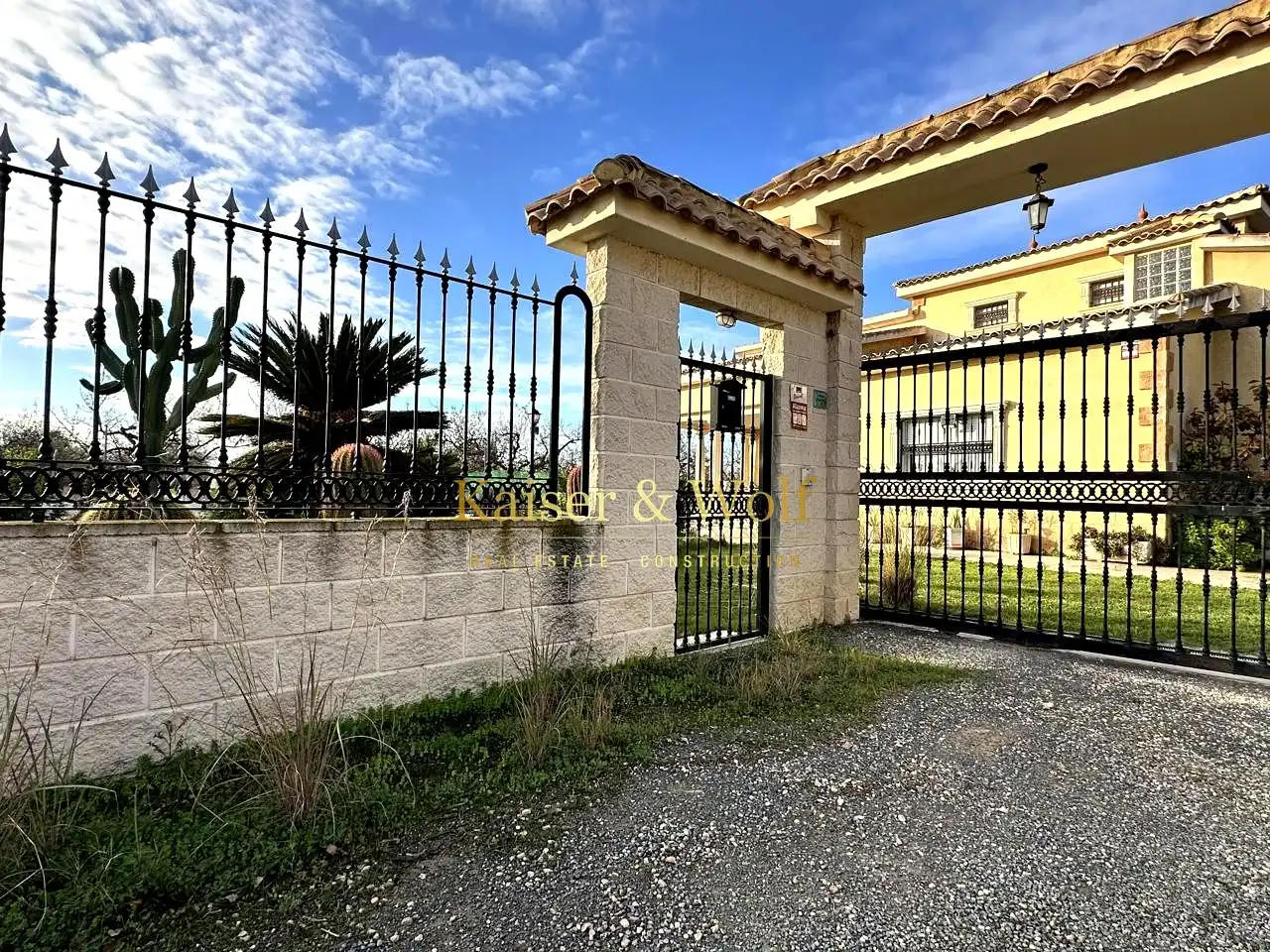Vista exterior de Casa o xalet en venda en Elche / Elx amb Aire condicionat, Jardí privat i Piscina