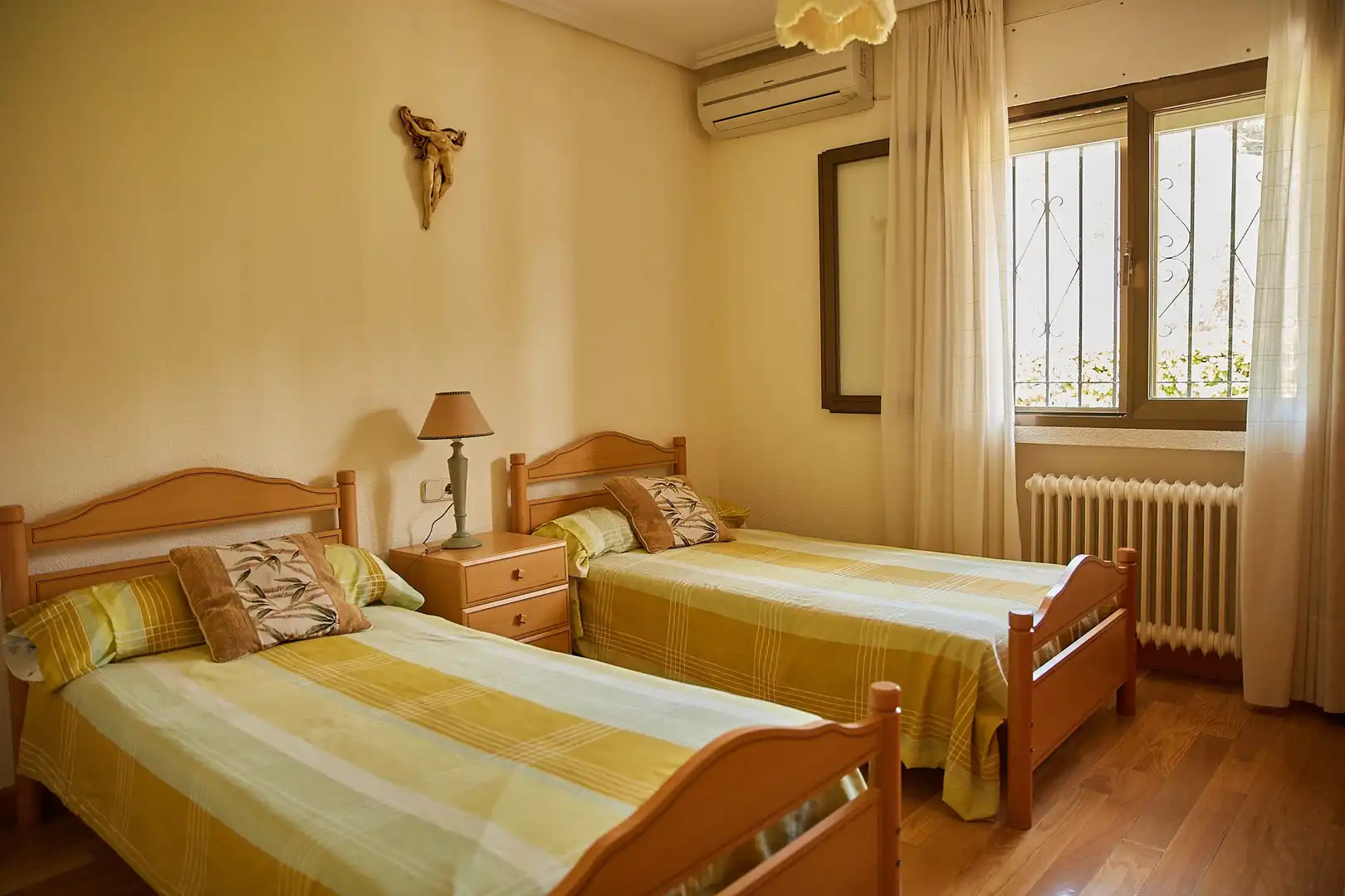 Bedroom of Houses for sale in Miraflores de la Sierra  with Air Conditioner, Heating and Private garden