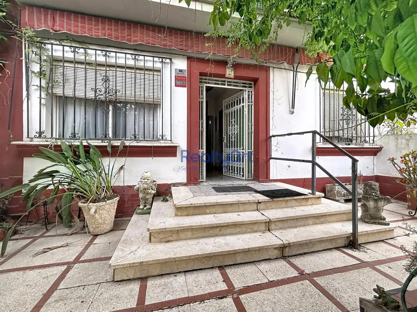 Vista exterior de Planta baixa en venda en Sevilla amb Aire condicionat i Jardí privat