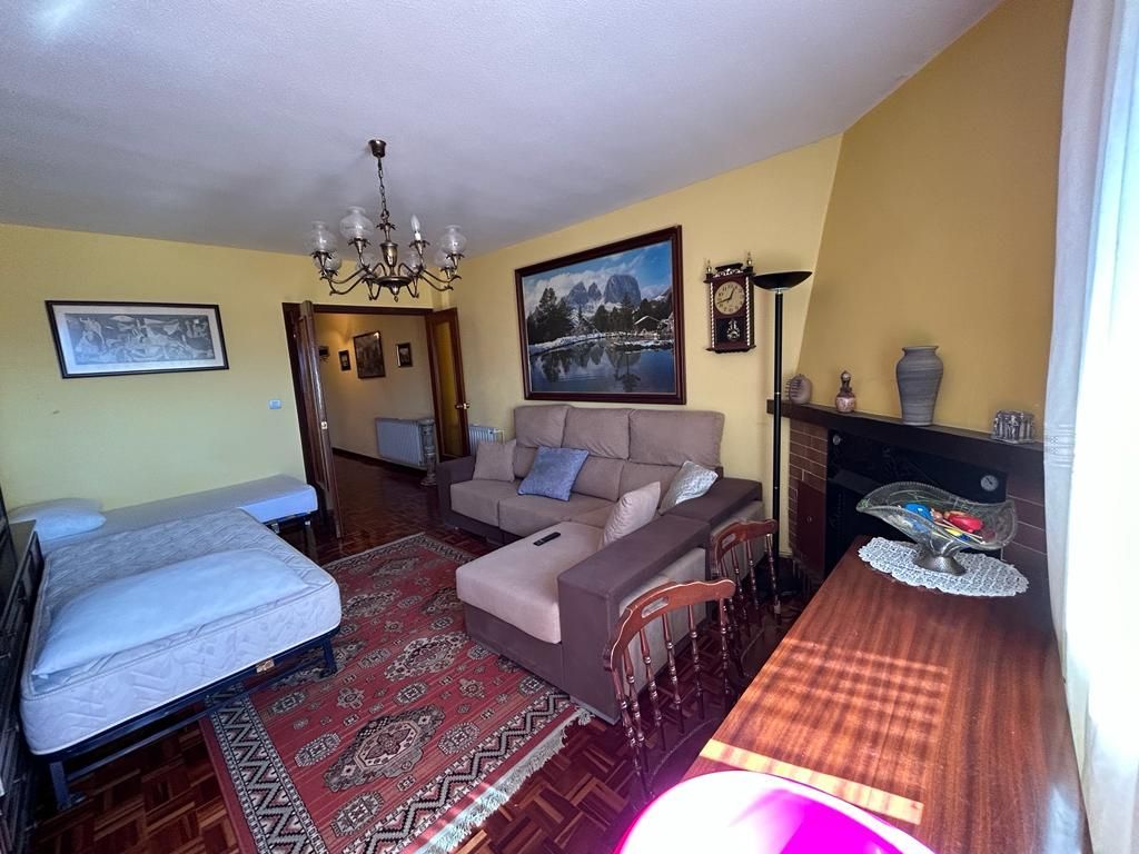 Sala d'estar de Pis en venda en Medina de Pomar amb Calefacció, Jardí privat i Piscina