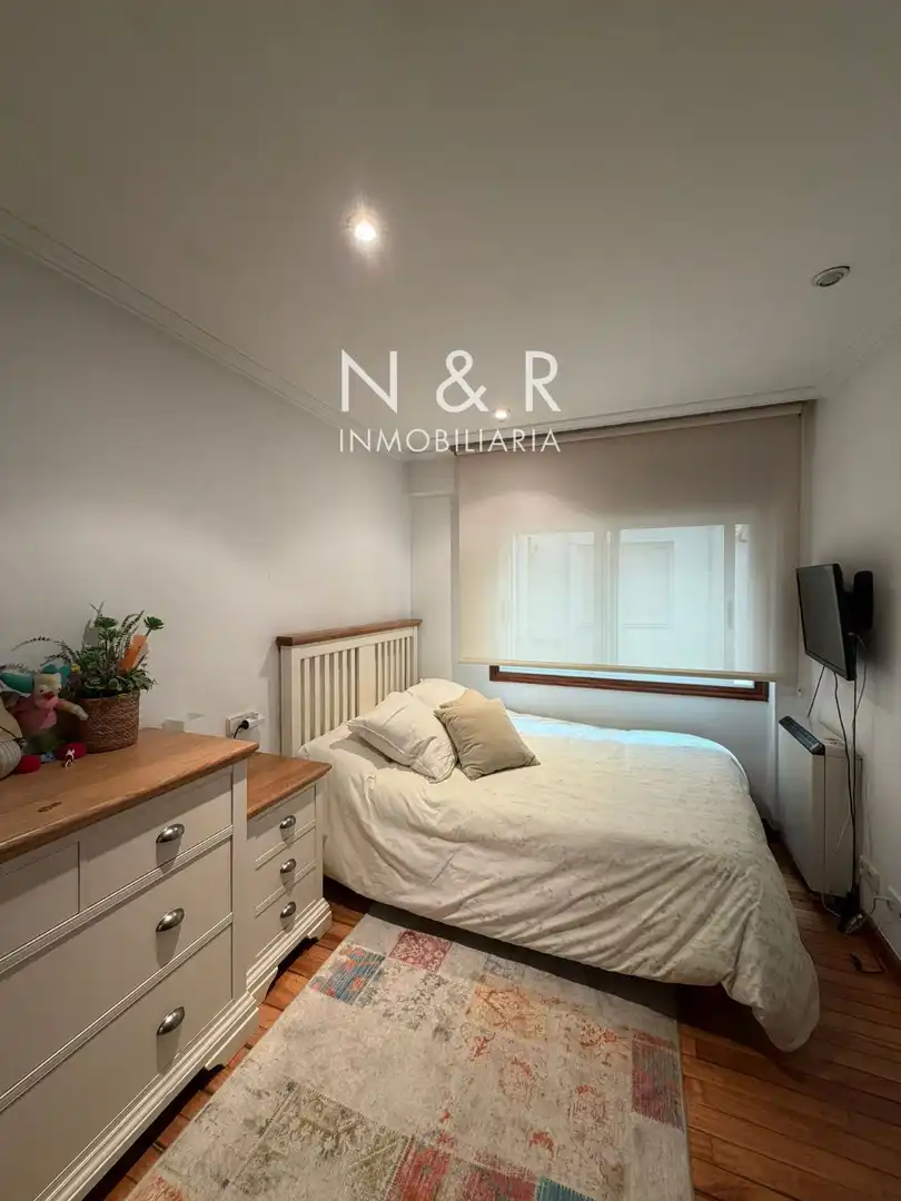 Schlafzimmer von Dachboden zum Verkauf in Santiago de Compostela  mit Heizung, Terrasse und Abstellraum