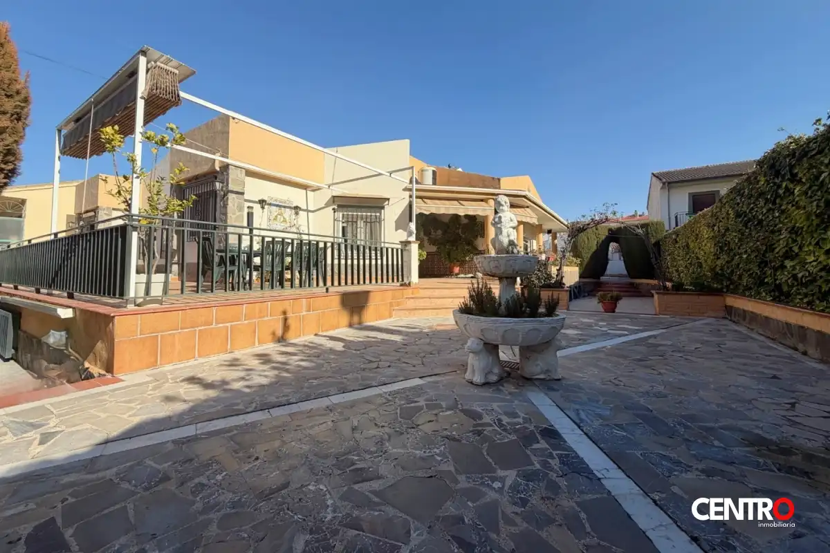 Vista exterior de Pis en venda en La Zubia amb Aire condicionat, Calefacció i Jardí privat
