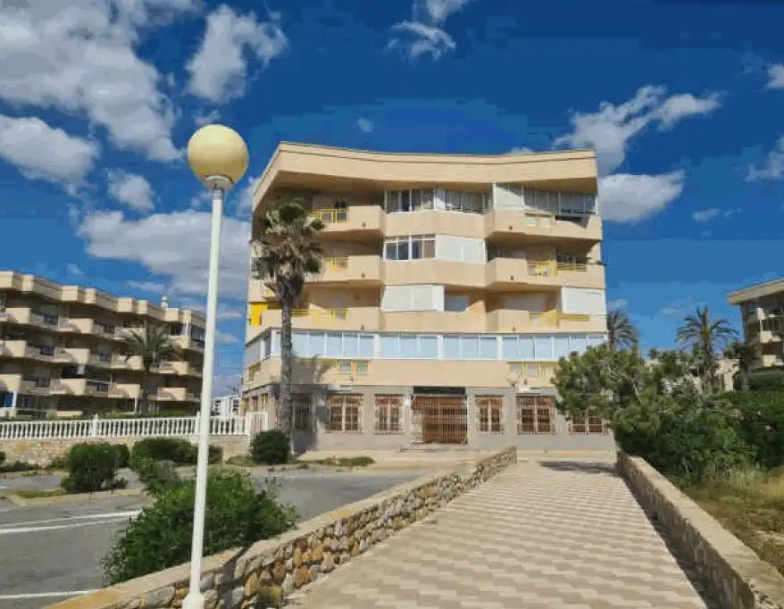 Vista exterior de Local en venda en Orihuela