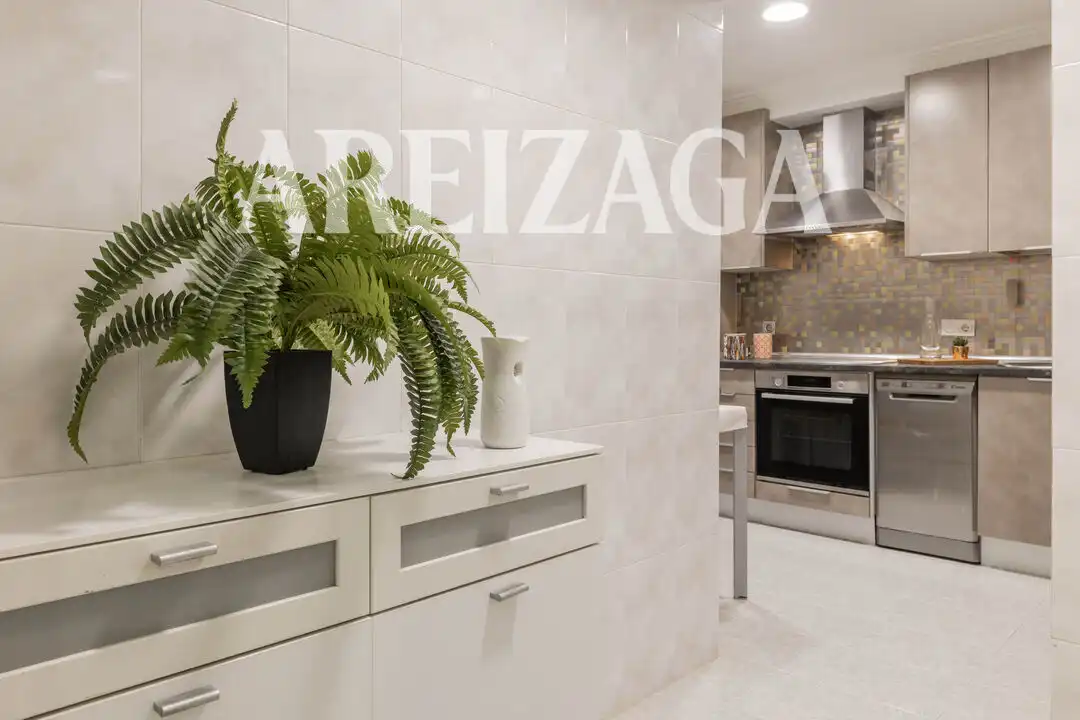Cocina de Piso en venta en Donostia - San Sebastián  con Calefacción, Terraza y Balcón