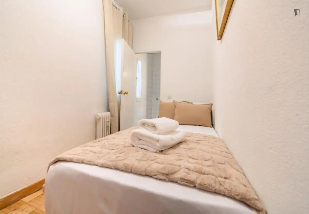 Dormitori de Apartament de lloguer en Madrid amb Aire condicionat, Moblat i Forn