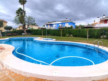 Casa pareada con piscina en venta en La Loma