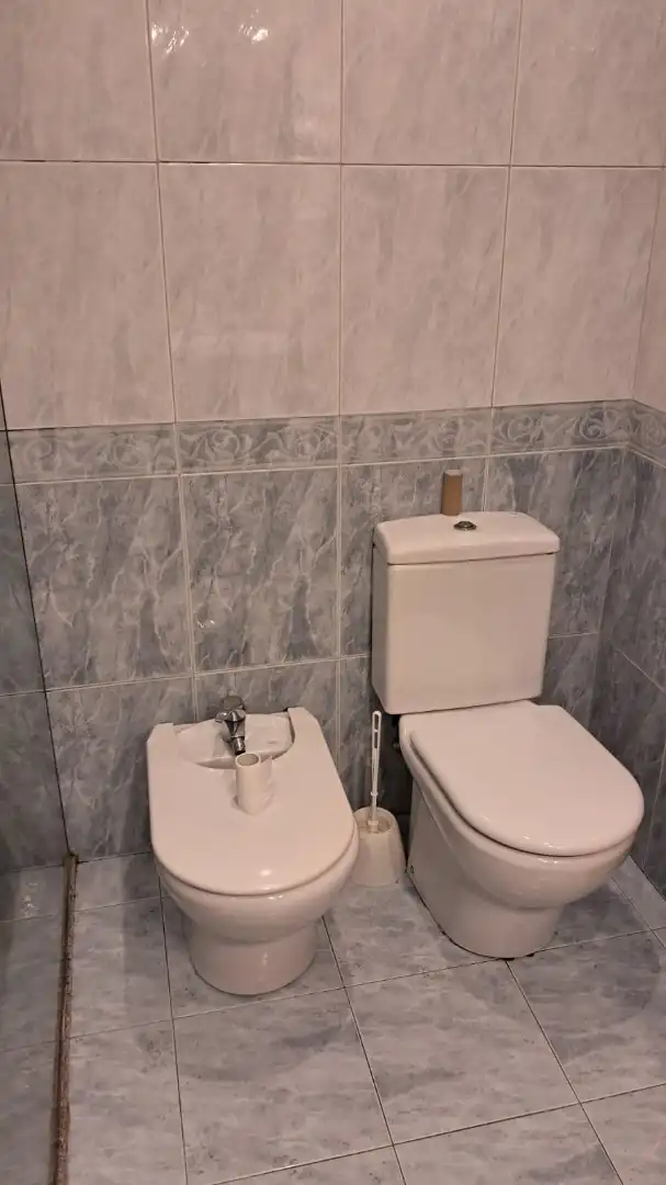 Badezimmer von Einfamilien-Reihenhaus zum Verkauf in Olot mit Klimaanlage, Heizung und Parkett